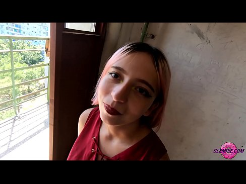 ❤️ Донишҷӯи шаҳвонӣ як бегонаро дар берун мекашад - конча дар рӯи ӯ ☑ Секс дар мо ☑